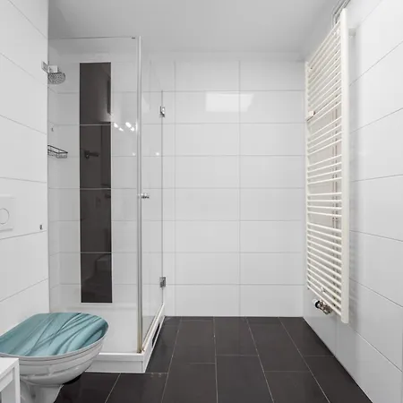Modern At Hbf Station 17th Floor Cityview 4 Beds Full Kitchen *