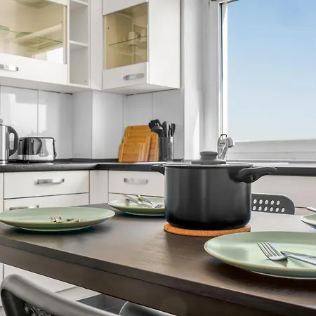 Modern At Hbf Station 17th Floor Cityview 4 Beds Full Kitchen